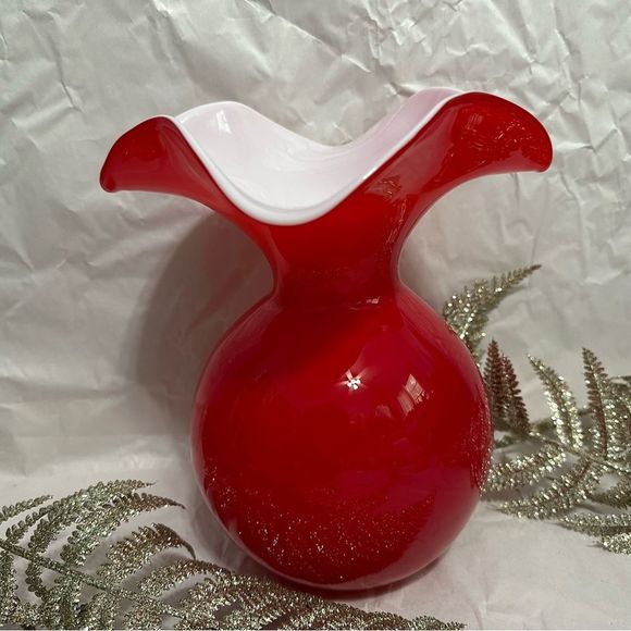 VIETRI Hibiscus Fluted Ruffled Italian Glass Bud Vase in Red Medium Size - Picture 4 of 14